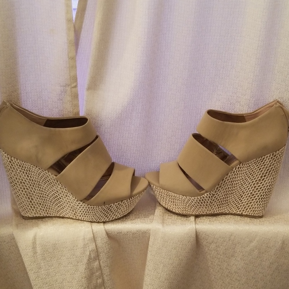 BCBG 8.5 womans shoes